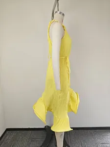Détail de la robe sans manches plissée jaune vif avec ceinture et ourlet à volants élégant