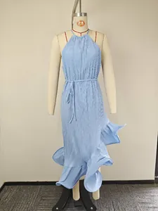 Détail d'une robe plissée licou bleu clair avec volants étagés et fine ceinture assortie