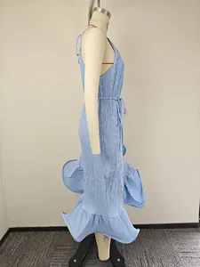 Détail de robe plissée bleu clair avec licou et ourlet à volants superposés
