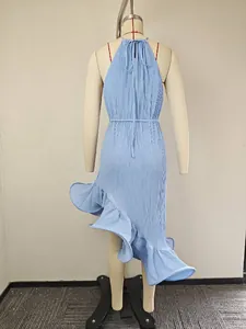 Vue arrière robe dos nu plissée bleu clair avec nœud au cou et ourlet asymétrique