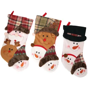 Drei Plüsch-Weihnachtssocken mit Weihnachtsmann, Rentier und Schneemann in 3D-Design