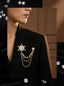 Detailansicht einer eleganten Gold-Schneeflocken-Brosche mit Perlen und Quasten