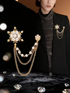 Detail der Schneeflocken-Brosche mit Goldbeschichtung, Perlen und eleganten Ketten