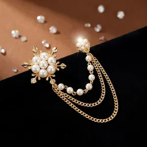 Eleganter goldener Schneeflocken-Anstecker mit Perlen und dreilagigen Fransenquasten