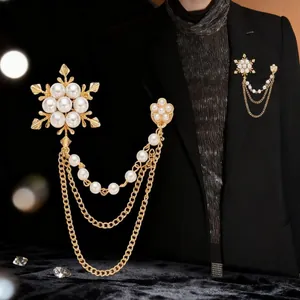 Eleganter goldener Schneeflocken-Brosche mit Perlenquasten für Damenanzüge und Pullover