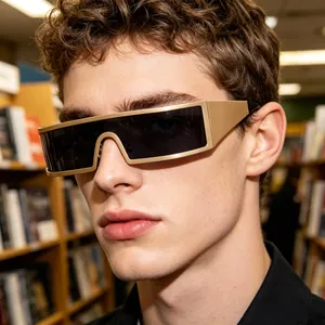 Détail de lunettes de soleil carrées en métal doré sur mannequin dans une librairie