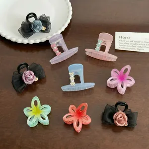 Set de pinces à cheveux translucides avec nœuds papillons et fleurs sur table