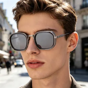 Nahaufnahme der modischen Herren-Sonnenbrille mit quadratischem Silberrahmen und grauen Gläsern