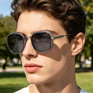 Nahaufnahme der Herren-Sonnenbrille mit quadratischem Silberrahmen und grauen Gläsern