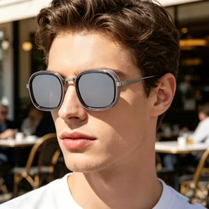 Makroaufnahme der silbernen Sonnenbrille mit strukturiertem Rahmen und grauen Gläsern