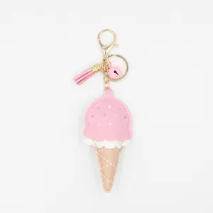 Détail du porte-clés glace en cuir PU avec pompon rose, clochette et fermoir doré