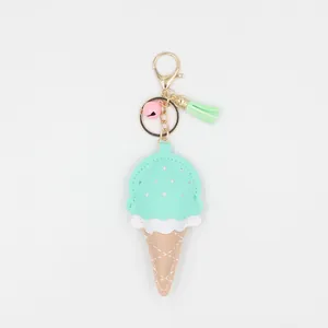 Détail du porte-clés glace en similicuir avec pois verts et clochette rose