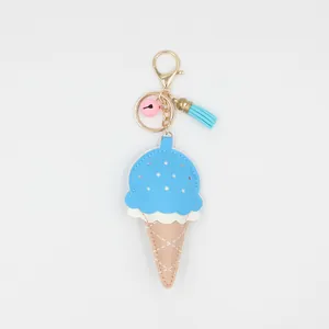 Détail du porte-clés cornet de glace en cuir PU bleu avec petit grelot et frange