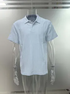 Détail de polo en maille bleu clair avec texture à losanges et patte de boutonnage à trois boutons