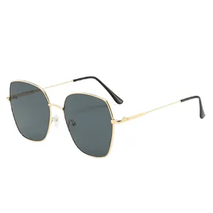 Eleganti occhiali da sole oversize in metallo con lenti sfumate e protezione UV