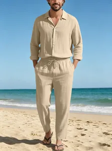 Détail de la texture en lin mélangé respirant de l'ensemble chemise et pantalon homme