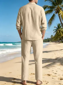 Ensemble homme en lin avec chemise à manches longues et pantalon sur fond de plage