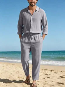 Détail d'une chemise en lin gris-violet clair et d'un pantalon à cordon pour la plage