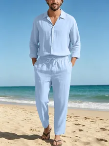 Détail de chemise en lin bleu clair et pantalon à cordon pour hommes sur la plage