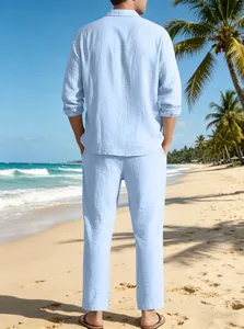 Ensemble en lin bleu clair pour homme avec chemise et pantalon sur plage tropicale
