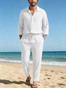 Détail de l'ensemble de plage en lin blanc avec cordon et texture de chemise boutonnée