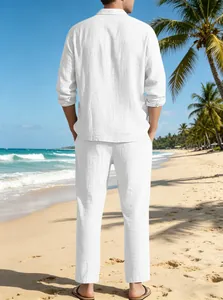Détail d'un ensemble en lin blanc pour homme montrant la texture du tissu à la plage
