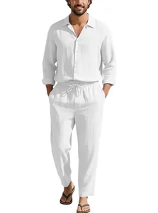 Détail de la texture du lin blanc respirant sur cet ensemble chemise et pantalon décontracté
