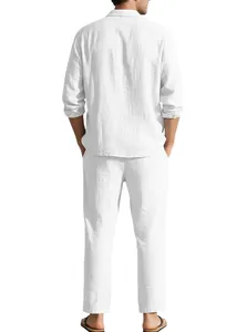 Vue de dos de l'ensemble de vacances en lin blanc pour hommes avec chemise et pantalon