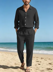Détail de l'ensemble de plage en lin noir avec taille à cordon et tissu respirant