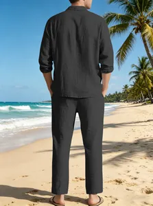 Vue de dos de l'ensemble chemise et pantalon en lin noir pour homme sur la plage
