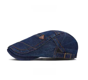 Détail de la casquette plate en jean vintage avec surpiqûres et boucle métallique