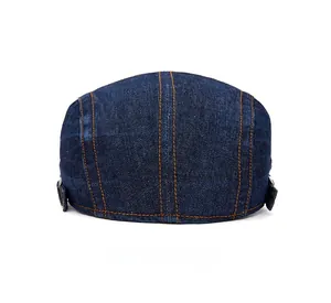 Vue arrière du béret en jean avec coutures orange et boucles de réglage en métal