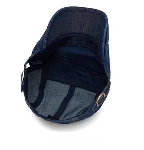 Vue interne d'une casquette en denim avec doublure en coton et boucles réglables