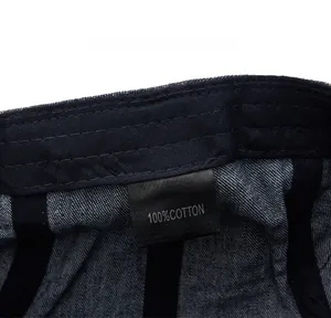 Détail de l'étiquette d'entretien indiquant 100% coton sur la casquette en denim délavé