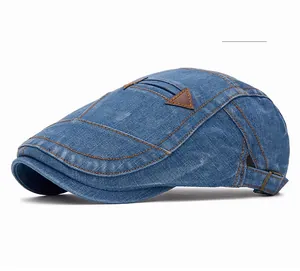 Détail de la casquette en jean bleu avec coutures orange et poche en cuir latérale