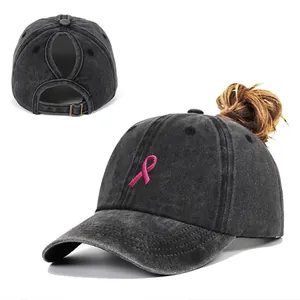 Détail d'une casquette de baseball en coton délavé gris avec broderie ruban rose