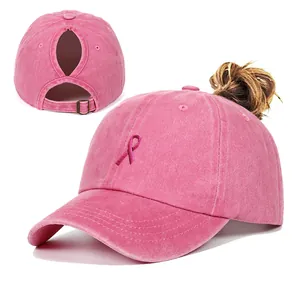 Détail d'une casquette en coton avec ouverture pour queue de cheval et broderie
