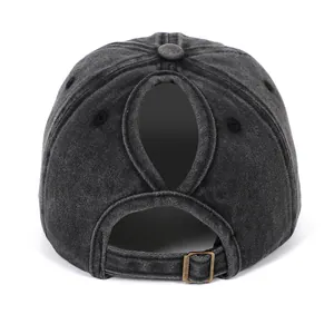 Détail de l'ouverture pour queue de cheval et boucle en bronze sur casquette coton