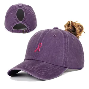Détail de la casquette en coton délavé violet avec ouverture queue de cheval et boucle