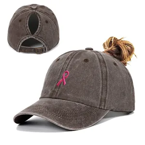 Détail de casquette en coton délavé avec ouverture arrière pour queue de cheval haute