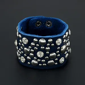 Bracciale largo in pelle blu scuro stile punk con rivetti argento e cristalli