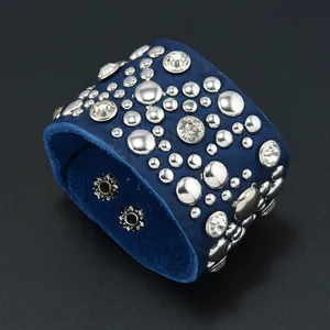 Bracciale punk in pelle blu scuro con borchie metalliche argentate e strass in cristallo