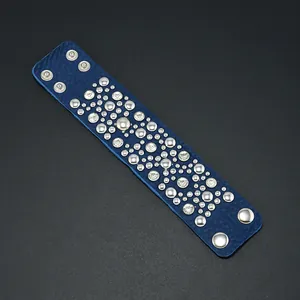 Dettaglio del bracciale punk in pelle blu scuro con borchie e strass luccicanti