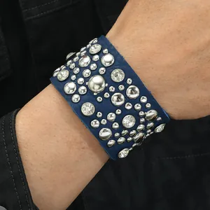Bracciale punk in pelle blu con borchie argentate e strass per un look uomo alla moda