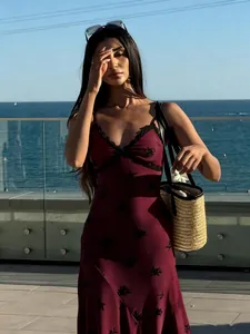 Robe longue fleurie bordeaux style français avec dentelle noire et col en V