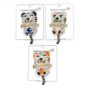 Trois broches tigre en strass bleu, rose et orange sur base en alliage doré