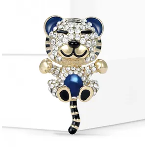 Détail d'une broche tigre sertie de cristaux avec émail bleu et placage à l'or
