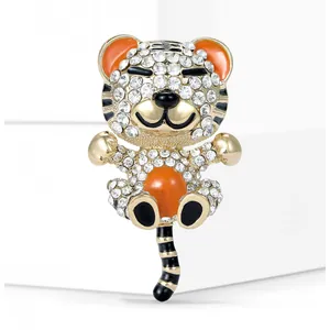 Détail macro d'une broche tigre avec des strass étincelants et finition émail