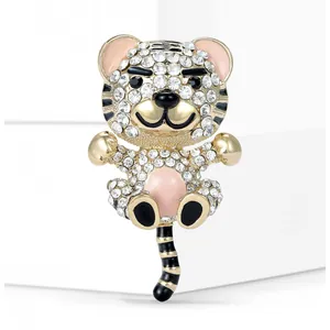Macro d'une broche tigre ornée de strass brillants et de détails en émail noir