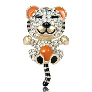 Mignonne Broche Tigre de Dessin Animé en Alliage avec Strass et Émail Série Animale Broche de Poitrine Bijoux de Mode Cadeau pour Femmes Hommes Accessoires Unisexes